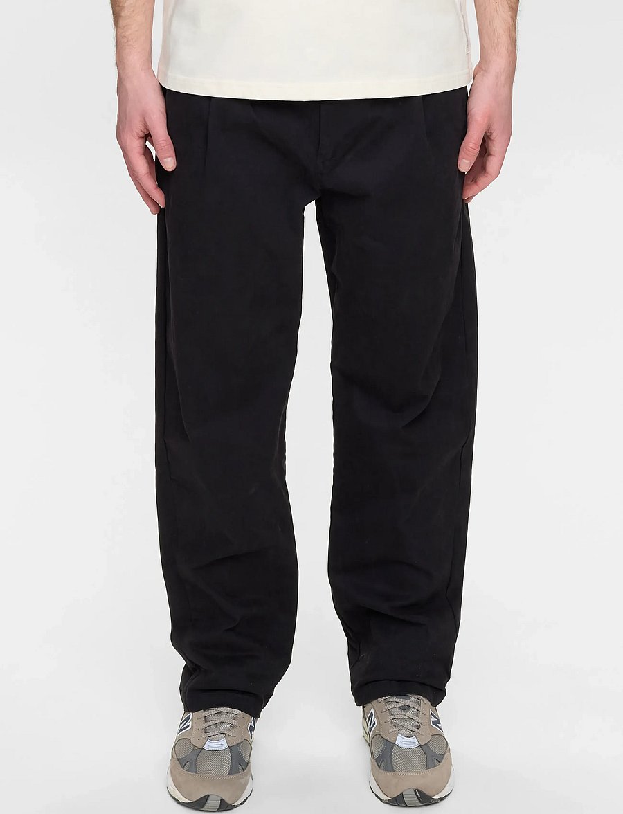 Anerkjendt - AKJAN COTTON PLEAT ELA PANTS - freizeithosen - caviar - 2