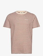 Anerkjendt - AKROD S/S COT/LINEN STRIPE TEE - short-sleeved t-shirts - cognac - 0