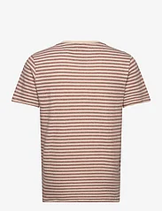 Anerkjendt - AKROD S/S COT/LINEN STRIPE TEE - short-sleeved t-shirts - cognac - 1
