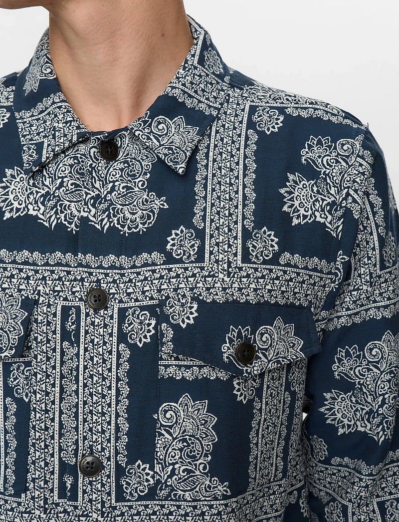 Anerkjendt - AKOSCAR FLOWER OVERSHIRT - mønstrede skjorter - sky captain - 4