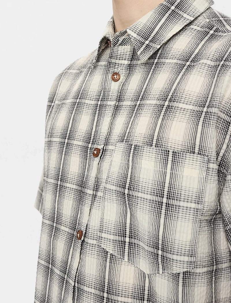 Anerkjendt - AKOTTO SEERSUCKER CHECK SS SHIRT - rutiga skjortor - tofu - 0