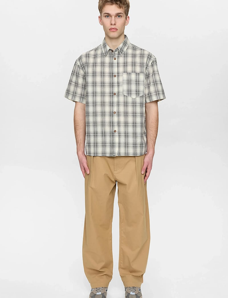 Anerkjendt - AKOTTO SEERSUCKER CHECK SS SHIRT - rutiga skjortor - tofu - 3
