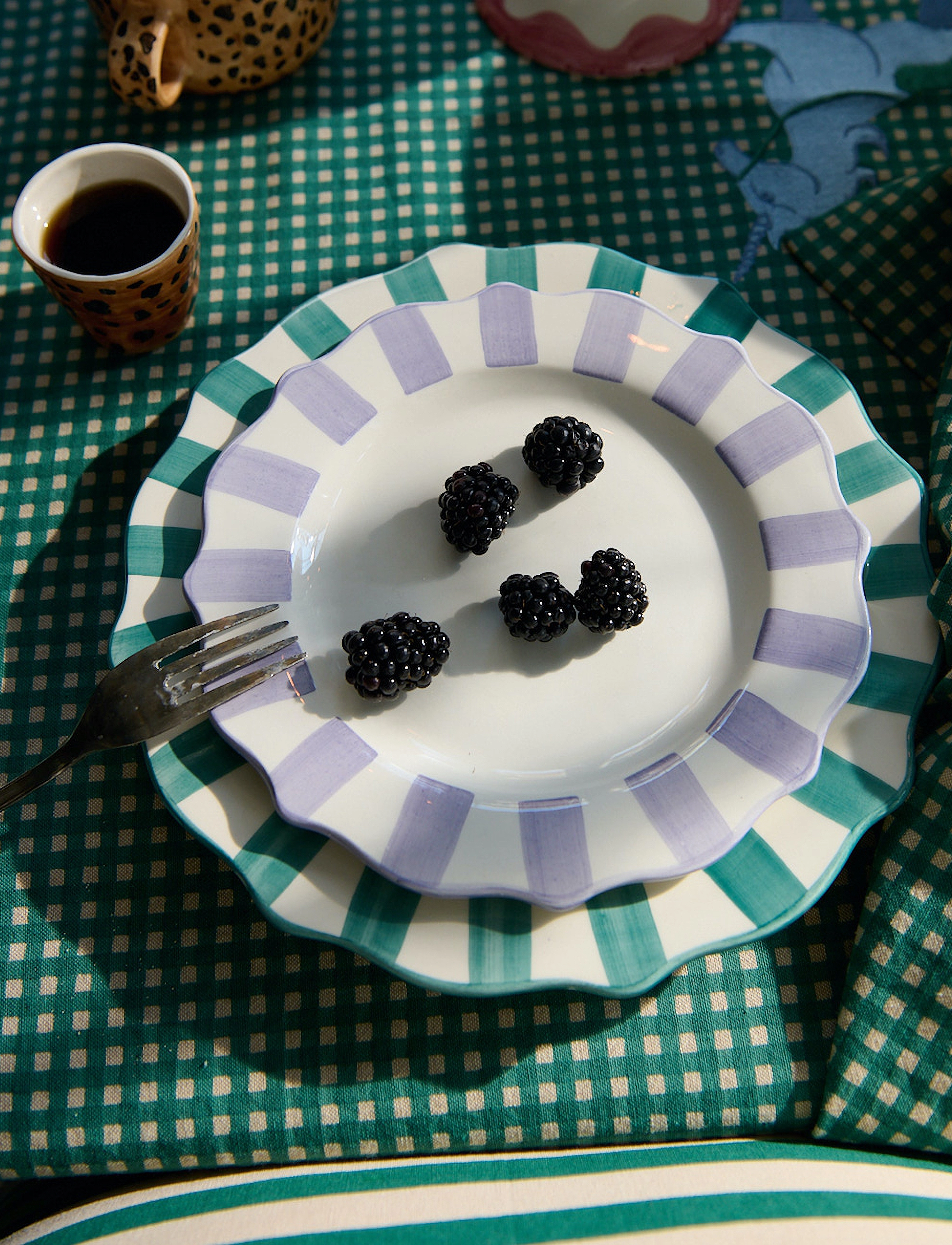 Anna + Nina Pine Scalloped Dinner Plate, Ø 27 cm, Plates, Grün - Homeware
