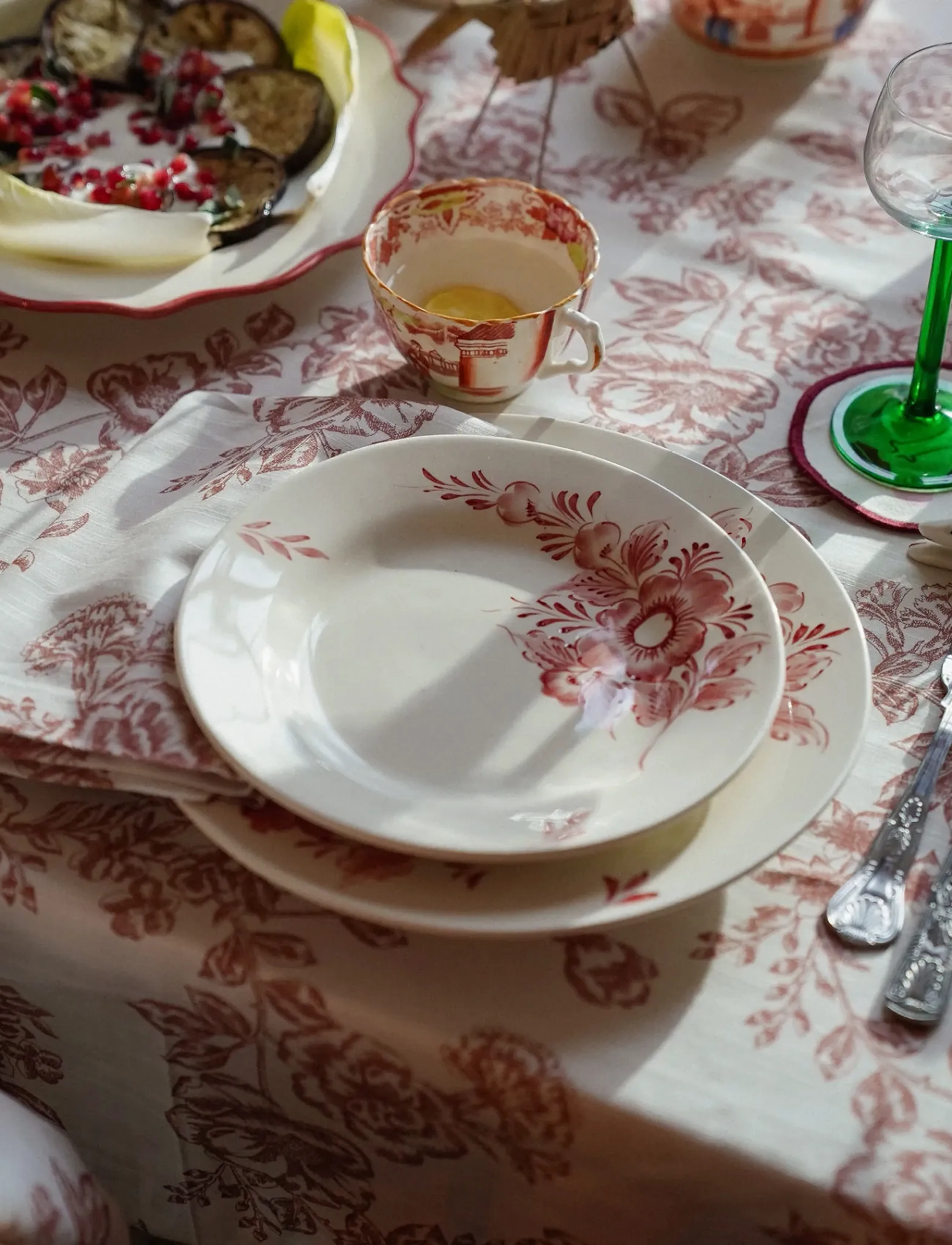 Anna + Nina Whimsical Rose Dinner Plate, Ø 27 cm, Red, Tallerkener > Middagstallerkener, Unisex