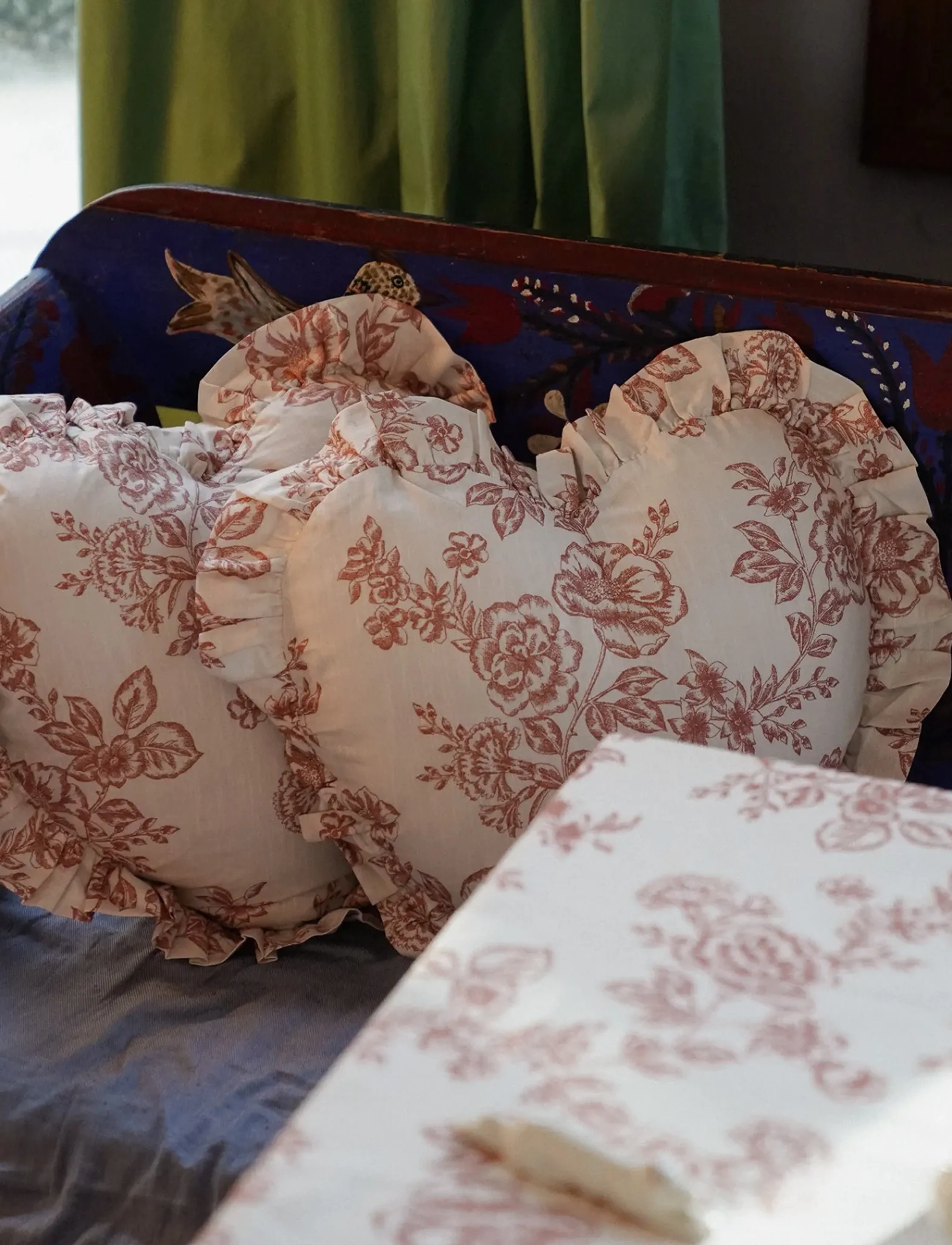 Anna + Nina Whimsical Rose Heart Cushion, 44X52X7 cm, Red, Puder & Tæpper > Puder, Unisex