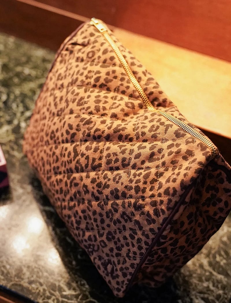 Anna + Nina - Leopard Quilted Wash Bag - kosmetiktaschen - multicolour - 0