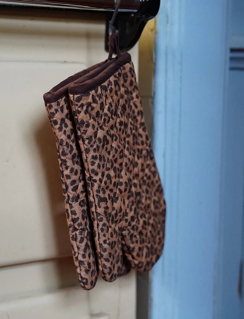 Anna + Nina - Leopard Oven Mitt - multicolour - 2