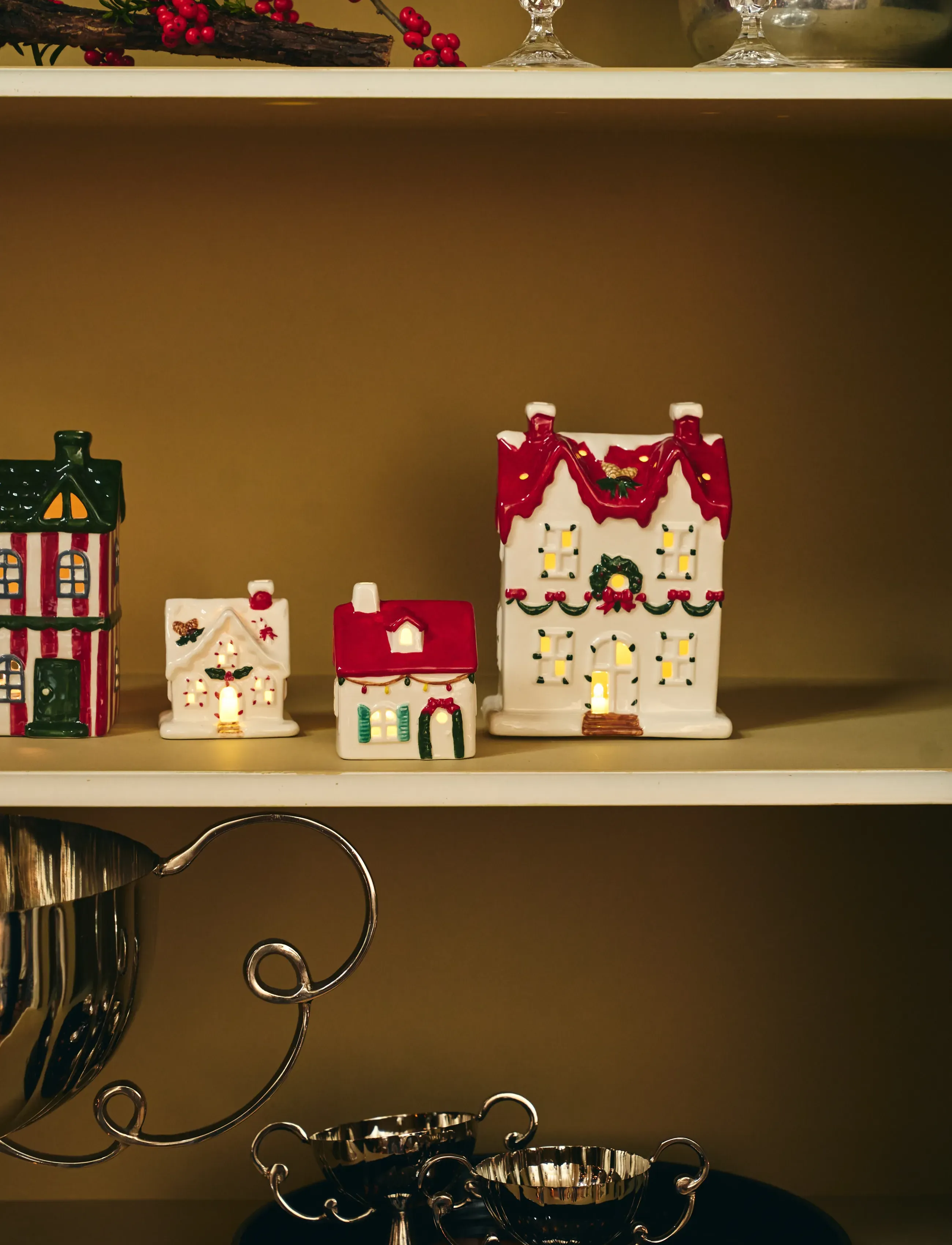 Anna + Nina - LED Frosted Pines Manor - multicolor - 0