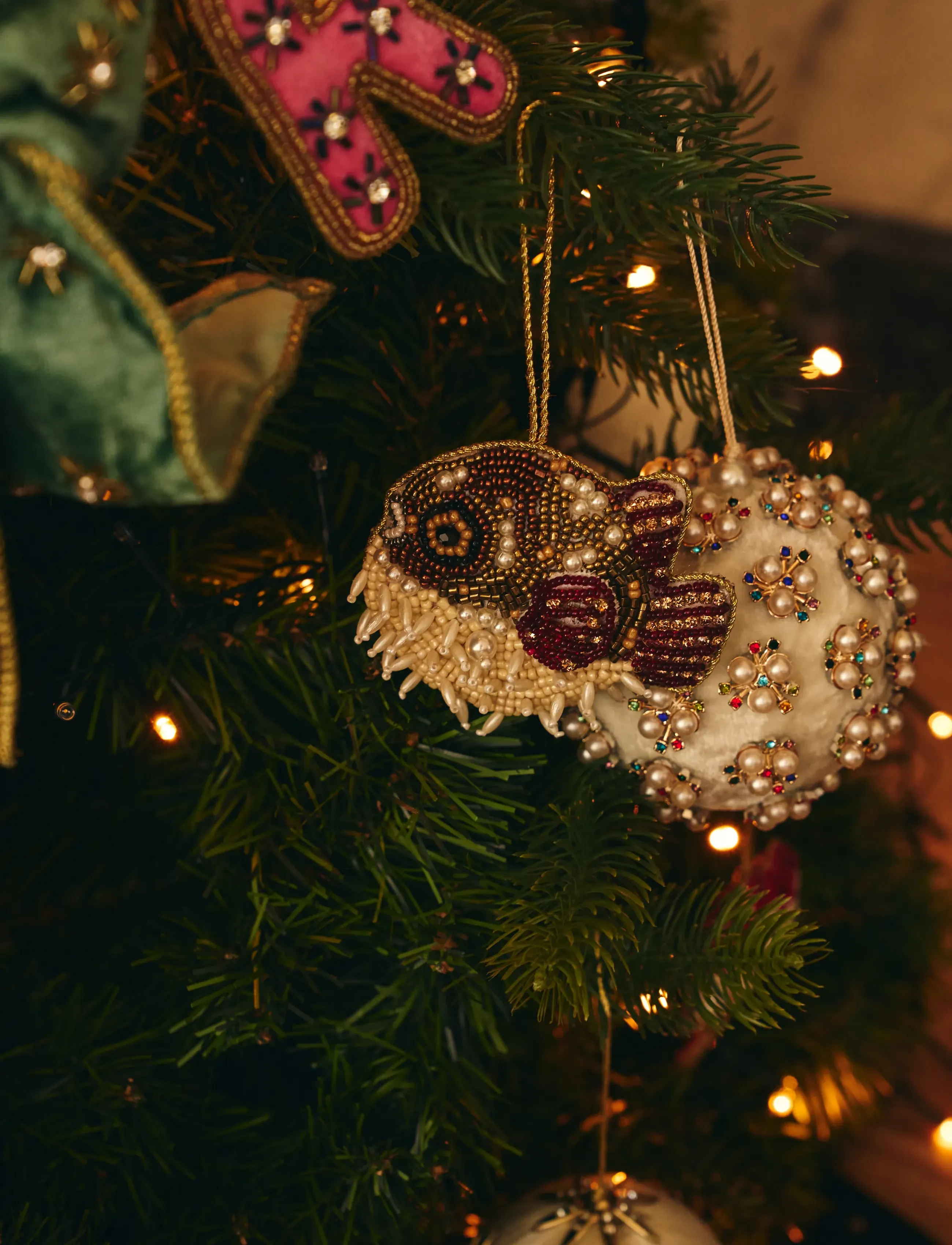 Anna + Nina - Beaded Pufferfish Ornament - weihnachtskugeln - multicolor - 0