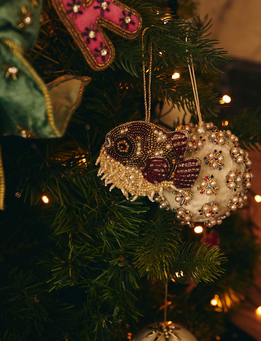 Anna + Nina - Beaded Pufferfish Ornament - weihnachtskugeln - multicolor - 0