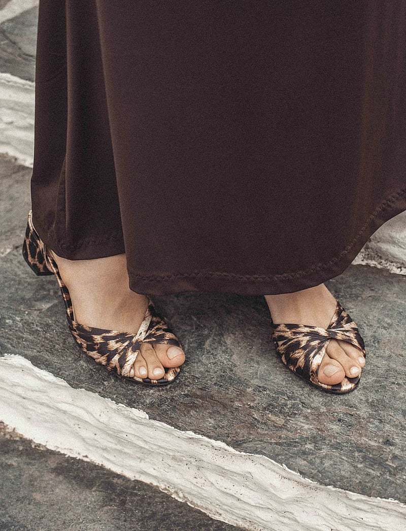 Anonymous Copenhagen - Margriet - lahtised kontsakingad - satin print leopard - 0