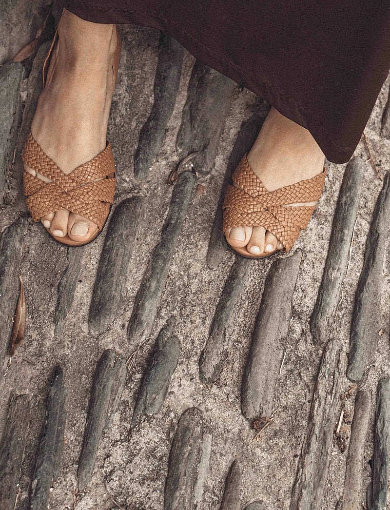 Anonymous Copenhagen - Sanni 20 hand-braided - platta sandaler - hand-braided leather caramel - 0