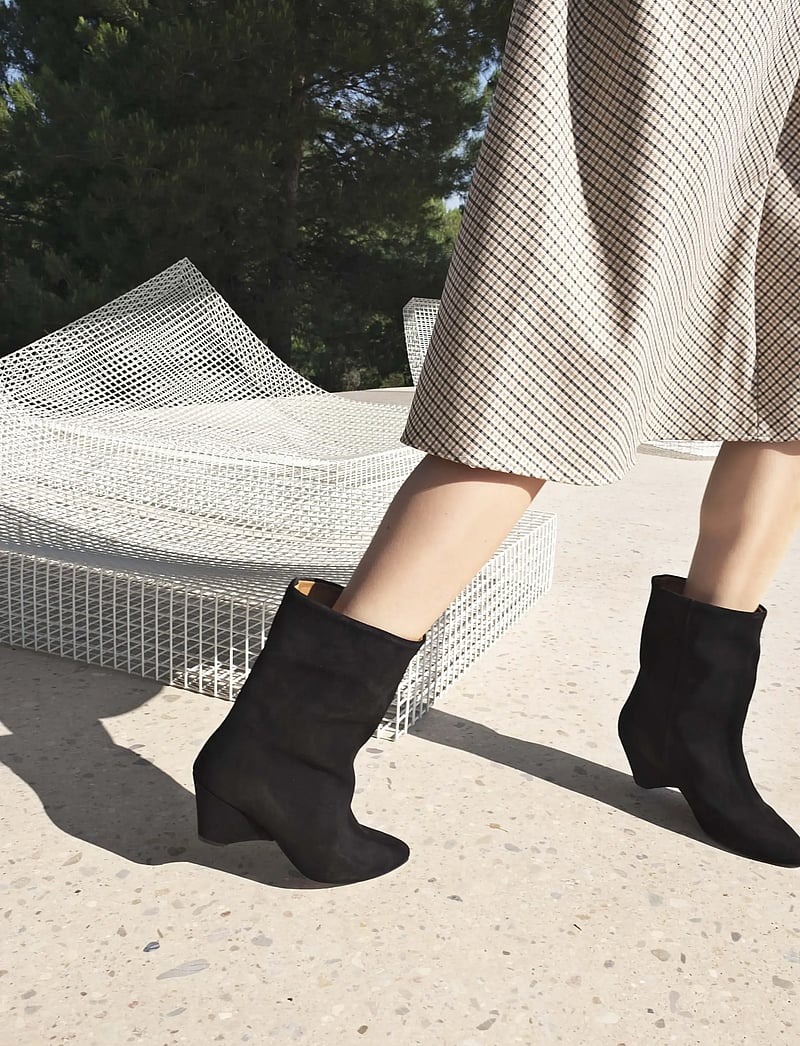 Anonymous Copenhagen - Vully 50 triangle - kontsaga poolsaapad - calf suede black - 0