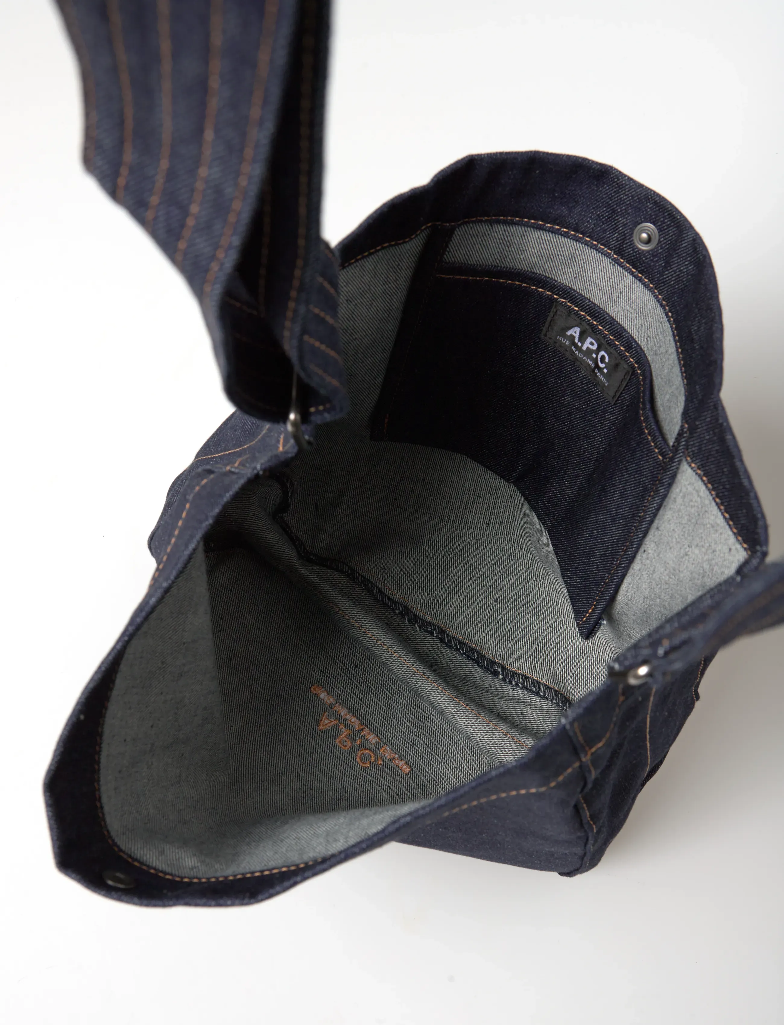 A.P.C. - besace journal small - dzimšanas dienas dāvanas - indigo - 5