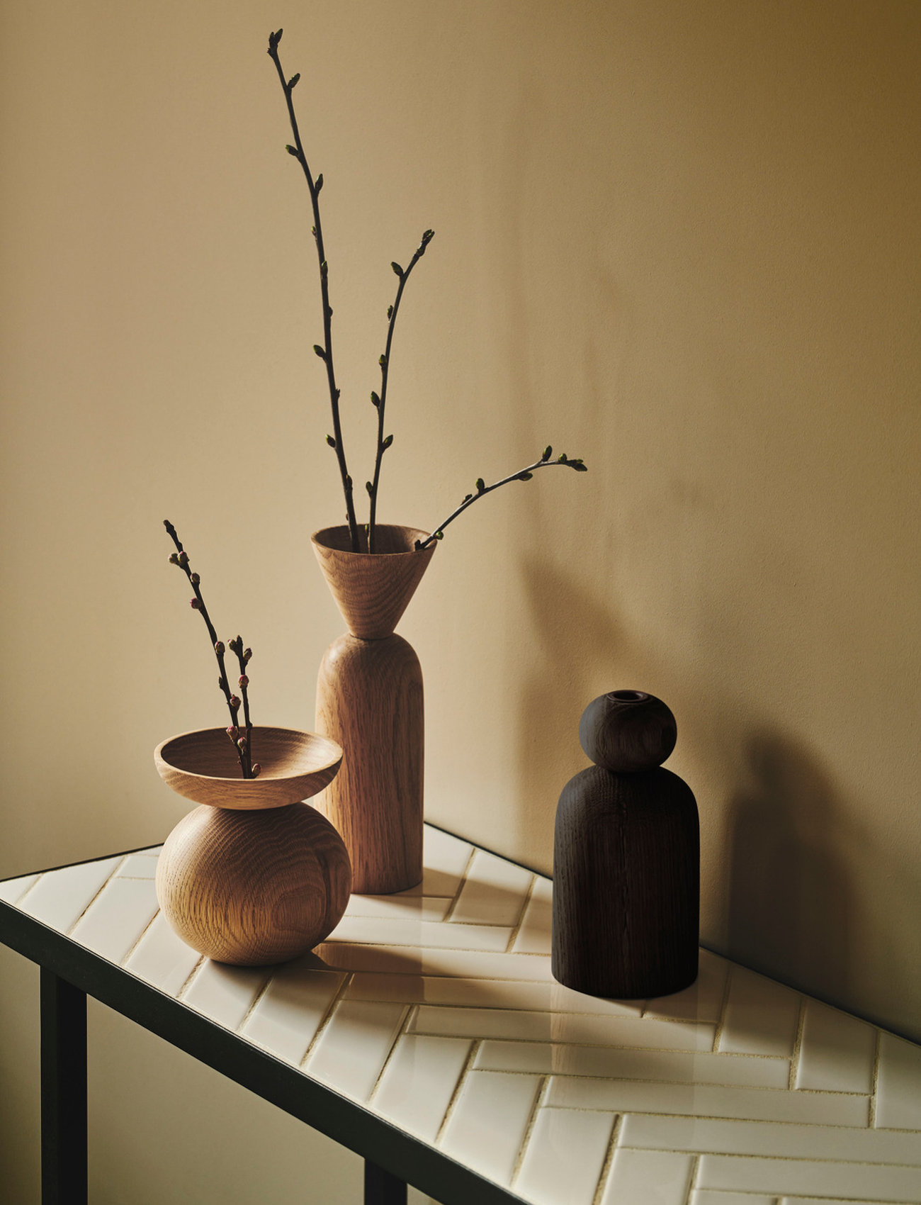 applicata - SHAPE, Ball vase - kleine vasen - black stained oak - 1