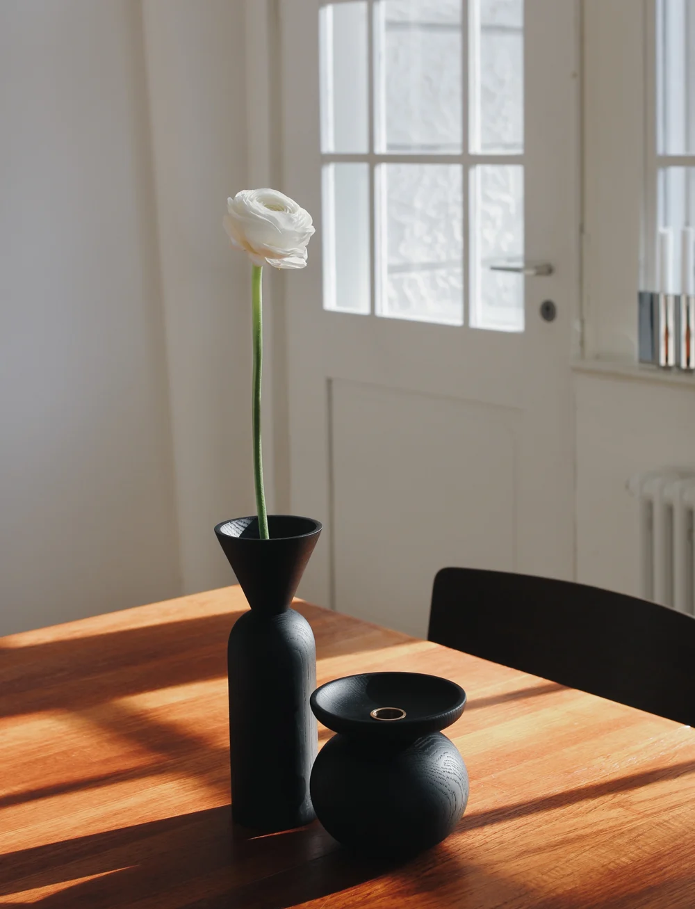 applicata - SHAPE, Cone vase - dekoration - black stained oak - 1