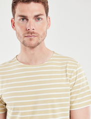 Armor Lux - Breton Striped Shirt Héritage - kortermede t-skjorter - pale olive/milk - 4