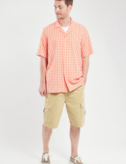 Armor Lux - Checked short-sleeved shirt - rutede skjorter - carreaux coral - 3