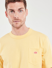 Armor Lux - Basic Pocket T-shirt Héritage - najniższe ceny - yellow e24 - 4