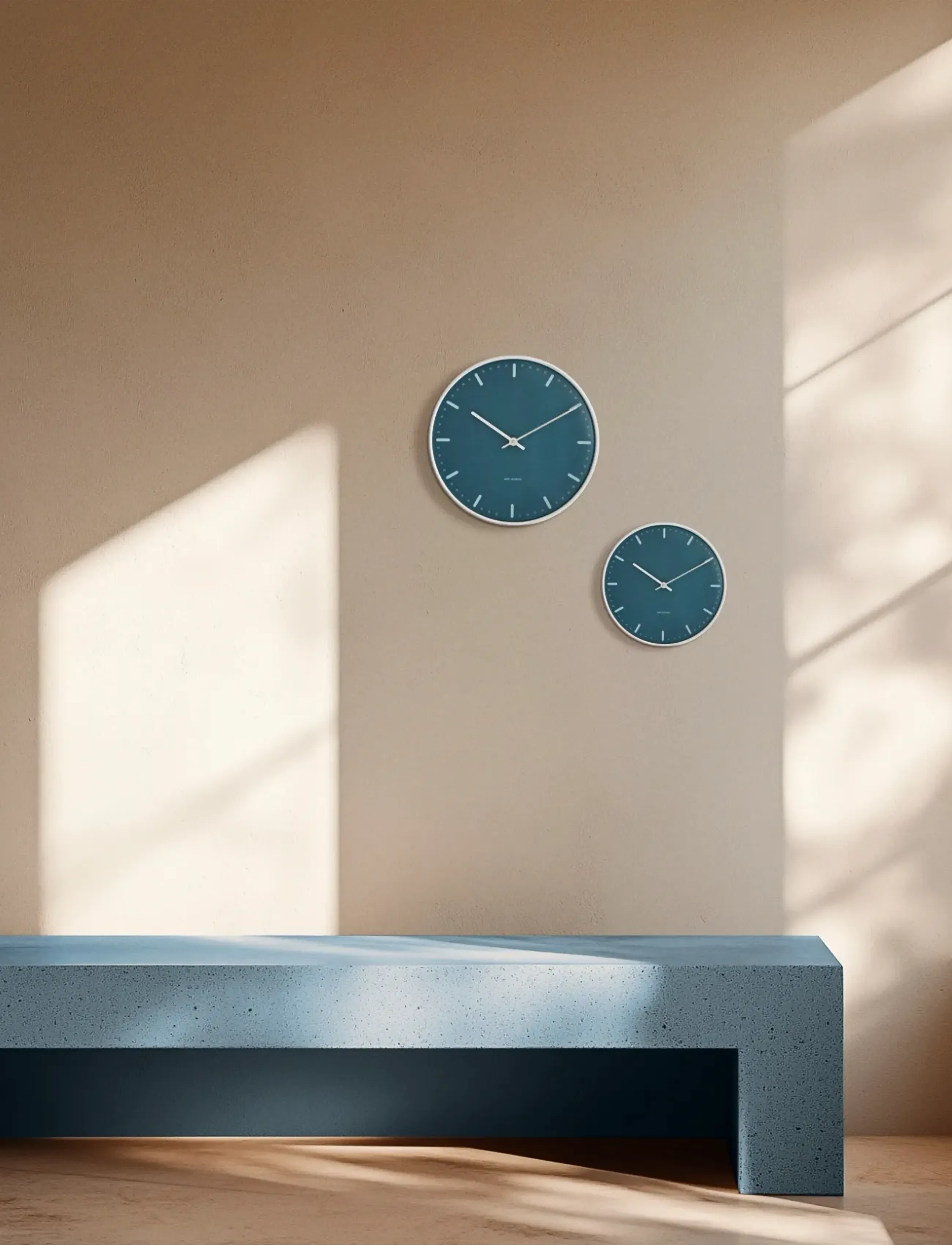 Arne Jacobsen Clocks - City Hall Wall clock Ø29 cm blue - horloges murales - blue - 1