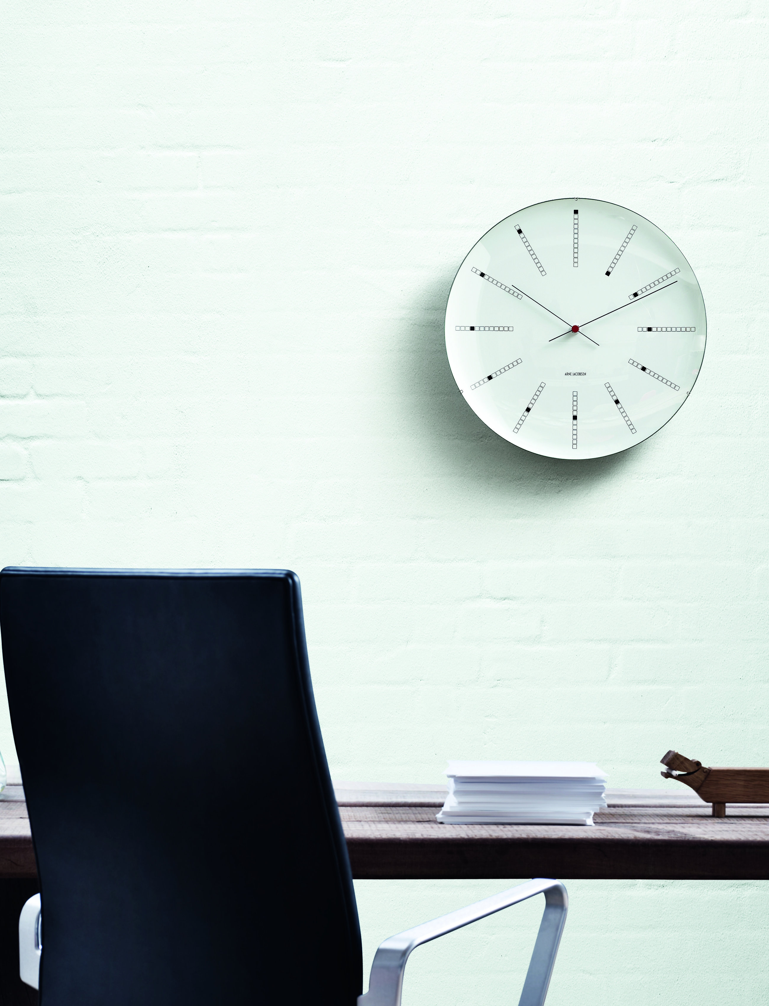 Arne Jacobsen Clocks - Bankers Wall clock Ø21cm - seinäkellot - white/black/red - 1