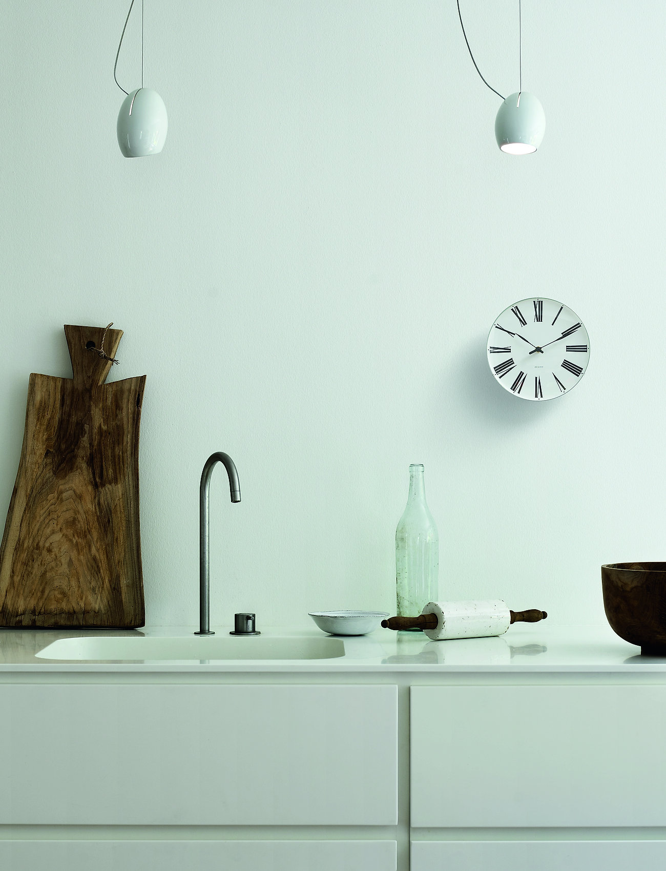 Arne Jacobsen Clocks - Roman Wall clock Ø21cm - wall clocks - white/black - 1
