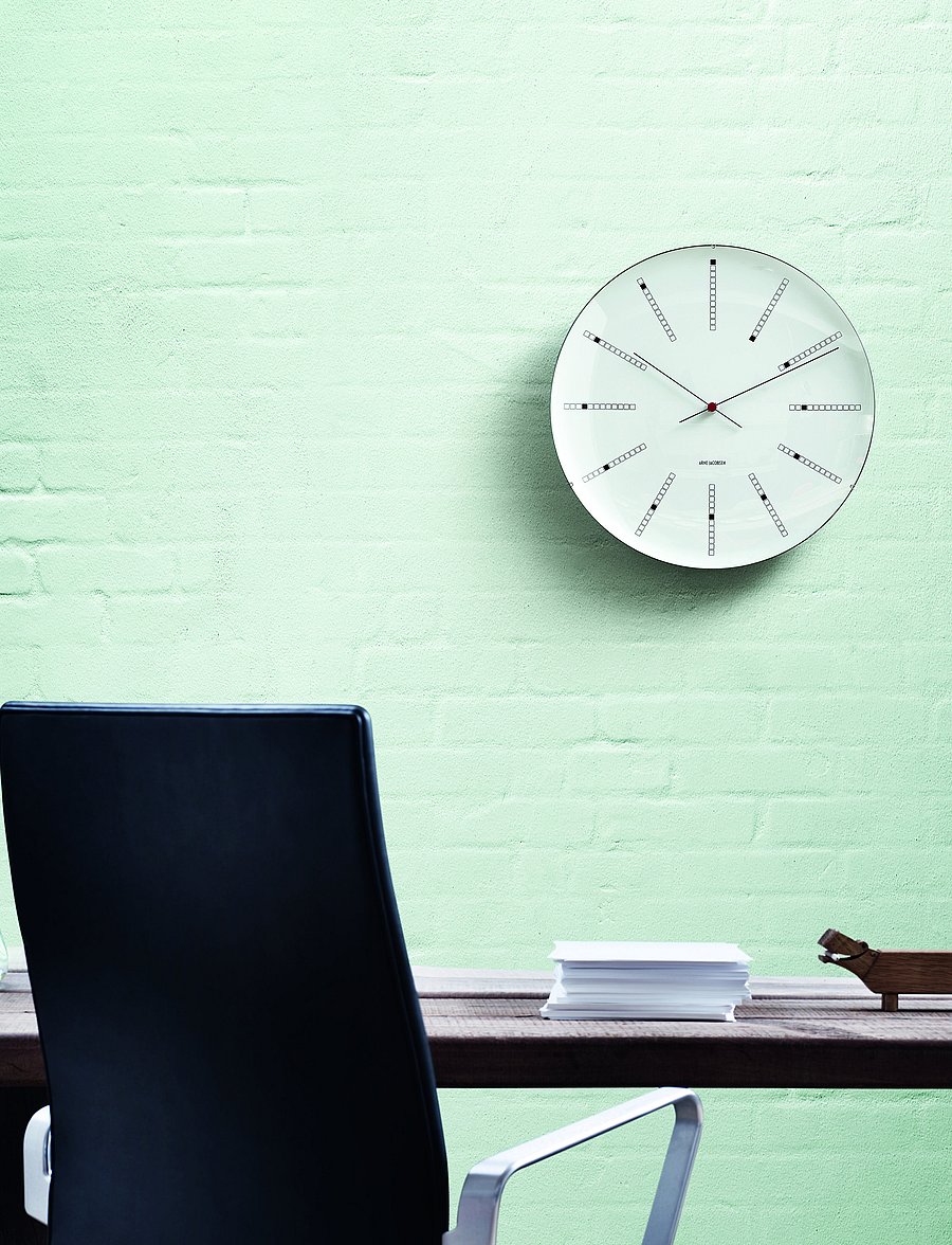 Arne Jacobsen Clocks - Bankers Vægur Ø29 cm - vægure - white/black/red - 1