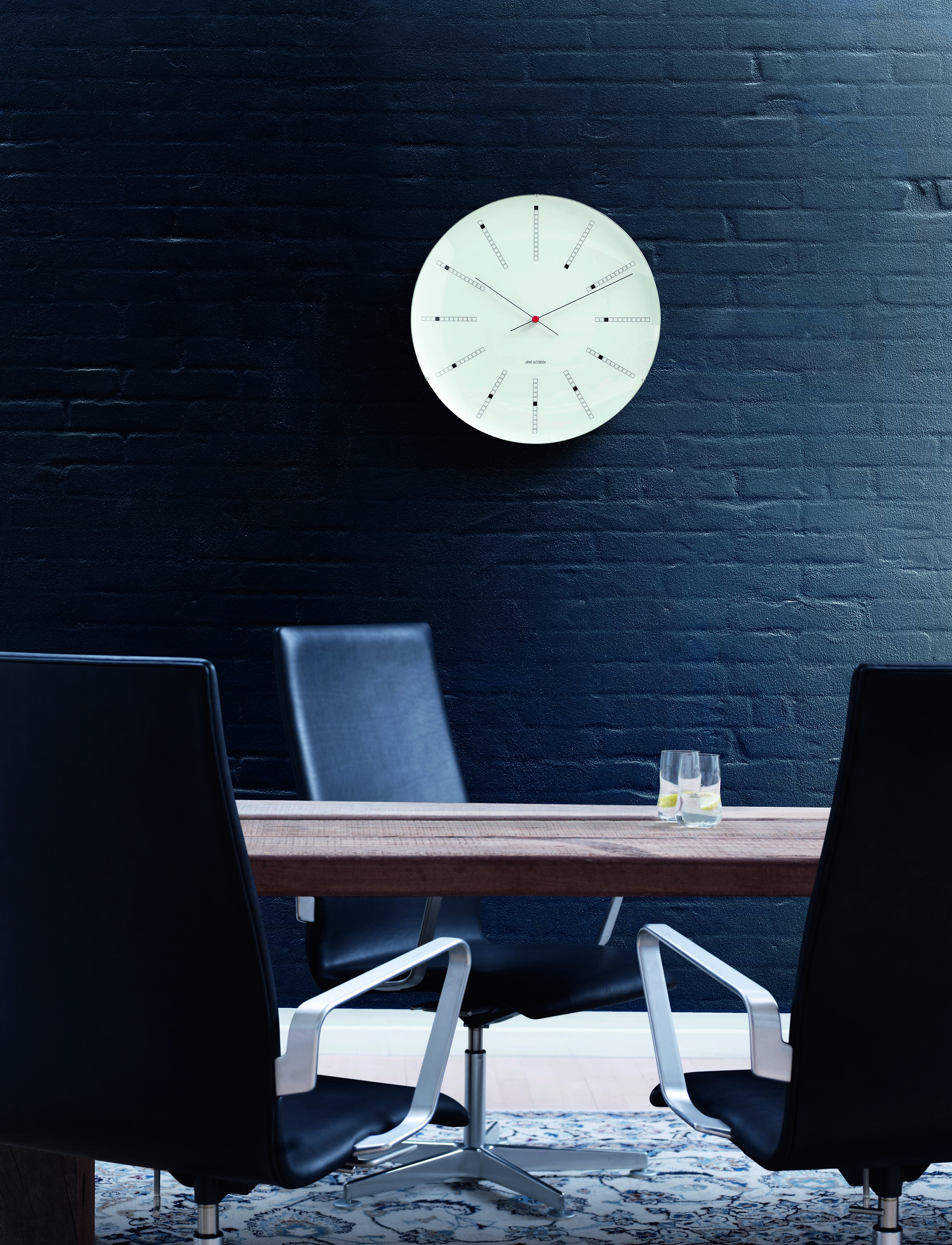 Arne Jacobsen Clocks - Bankers Vægur Ø29 cm - vægure - white/black/red - 2