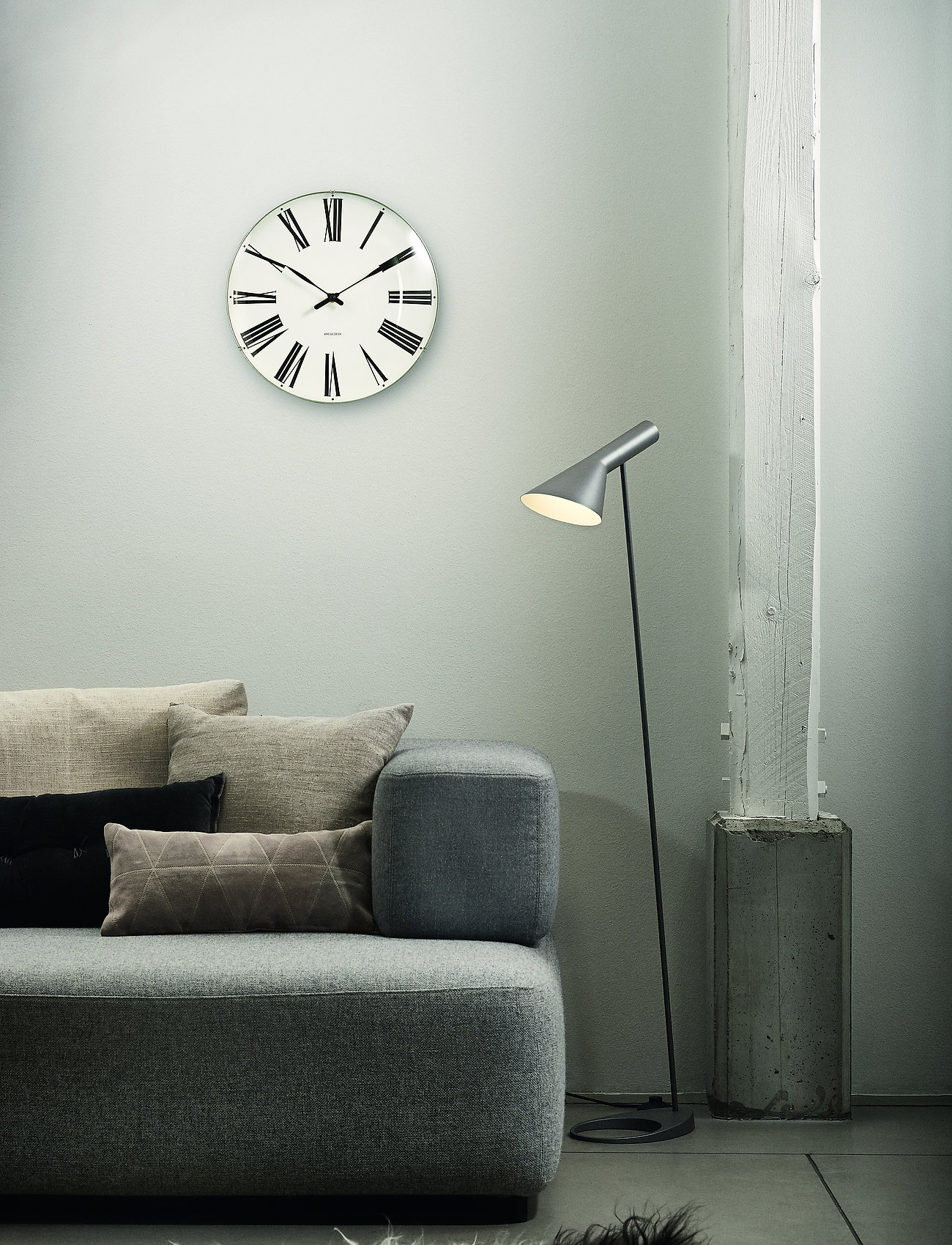 Arne Jacobsen Clocks - Roman Wall clock Ø29cm - nach preis einkaufen - white/black - 2