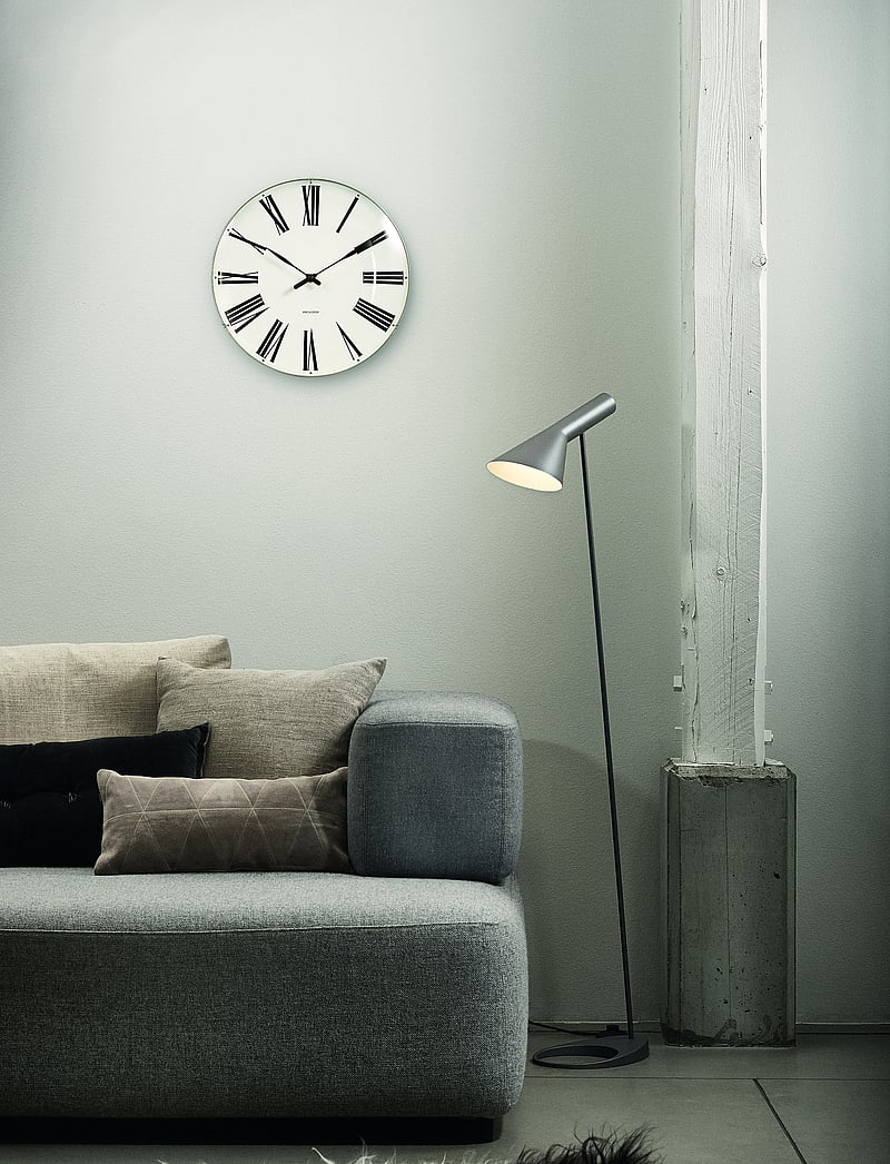 Arne Jacobsen Clocks - Roman Wall clock Ø29cm - nach preis einkaufen - white/black - 2