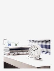 Arne Jacobsen Clocks - LK Table clock Ø11 cm white - uz kamīna un galda noliekami pulksteņi - white - 2