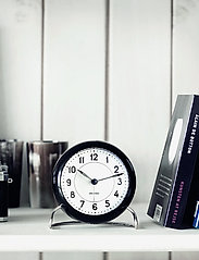 Arne Jacobsen Clocks - Station Table clock Ø11cm - modinātājpulksteņi - white/black - 3