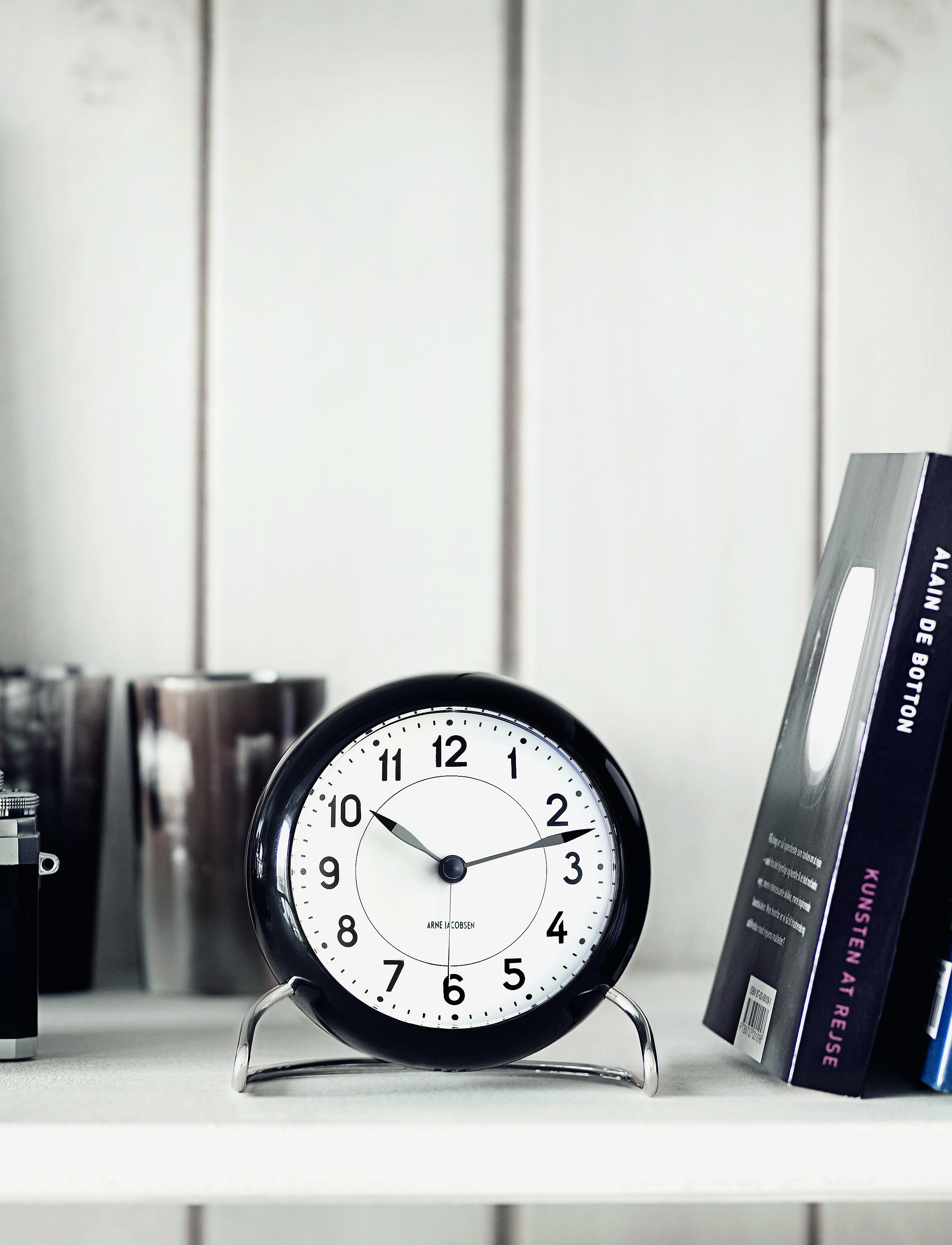 Arne Jacobsen Clocks - Station Bordsur Ø11 cm - väckarklockor - white/black - 2