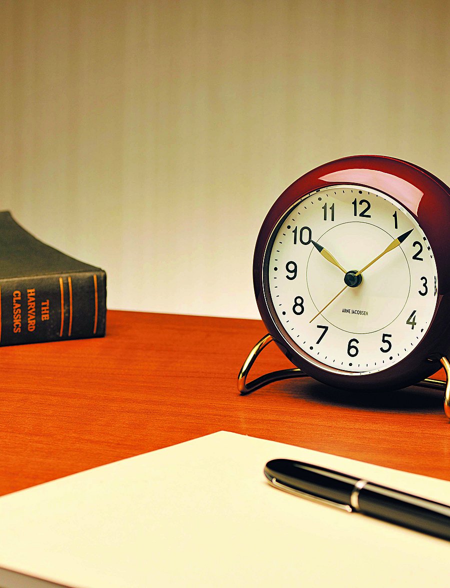 Arne Jacobsen Clocks - Station Bordsur Ø11 cm - väckarklockor - bordeaux/white - 2