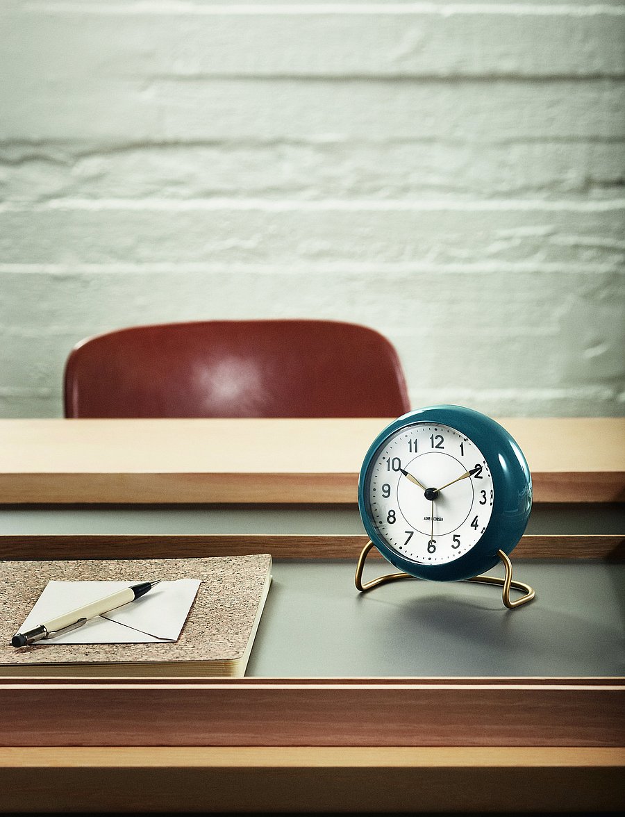 Arne Jacobsen Clocks - Station Bordsur Ø11 cm - väckarklockor - teal/white - 2