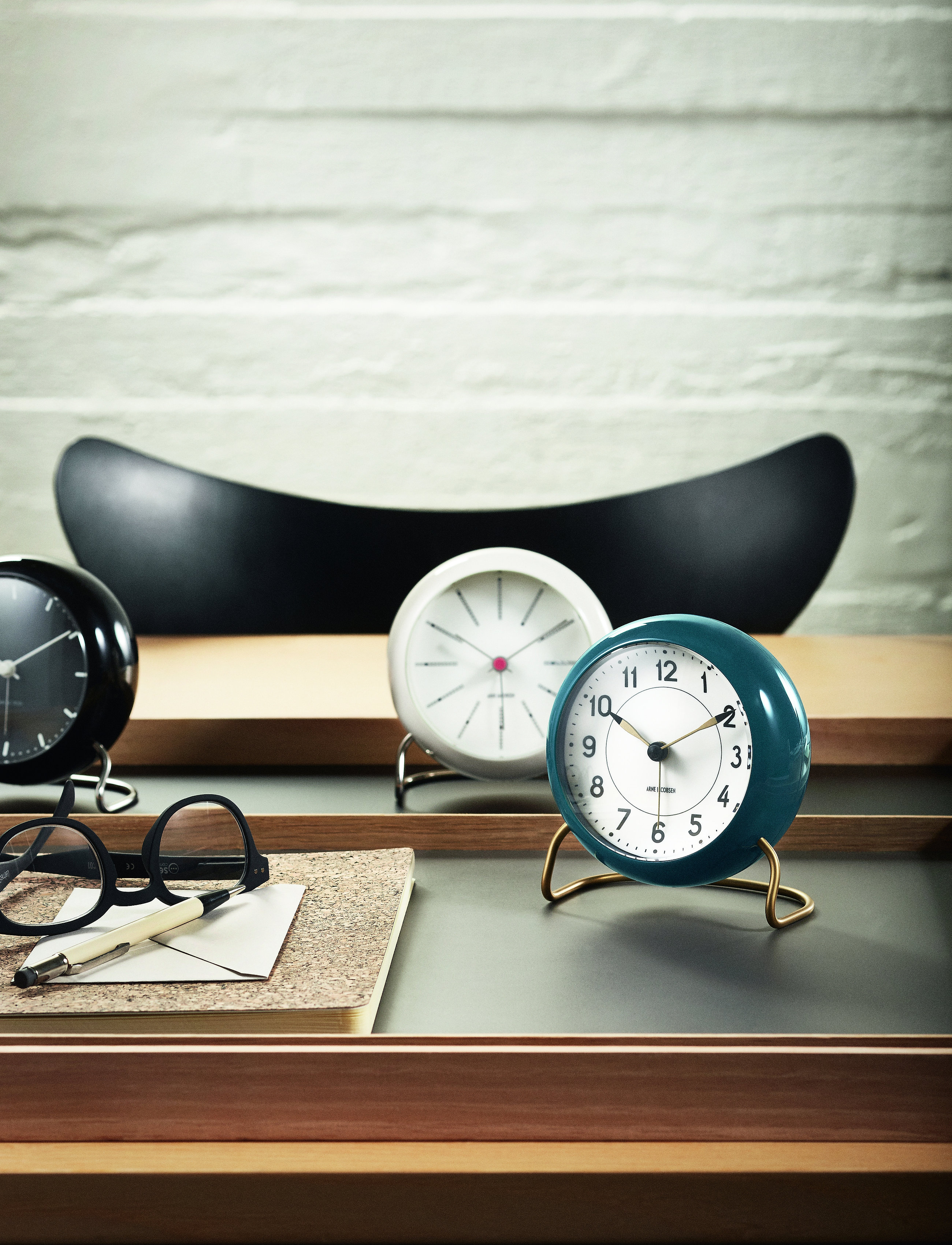 Arne Jacobsen Clocks - Station Bordsur Ø11 cm - väckarklockor - teal/white - 3