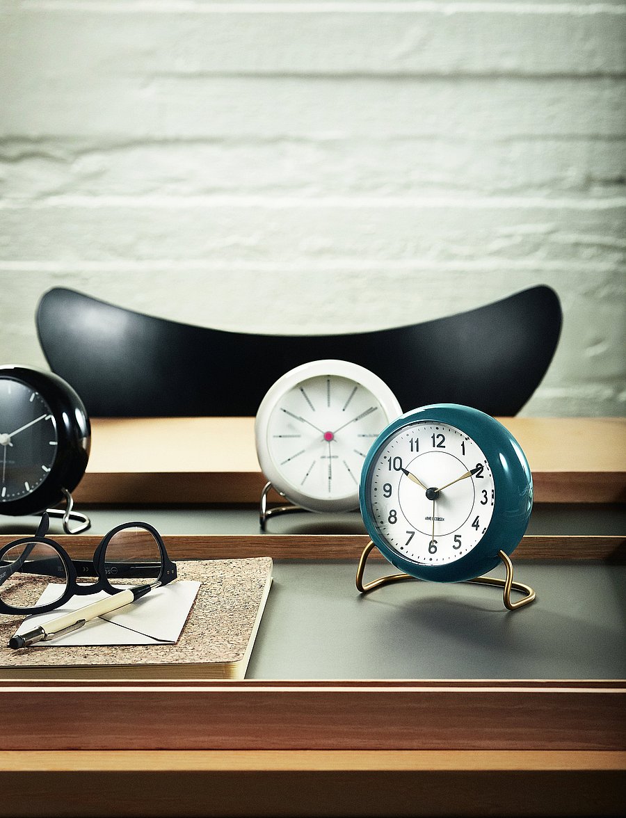 Arne Jacobsen Clocks - Station Bordsur Ø11 cm - väckarklockor - teal/white - 3