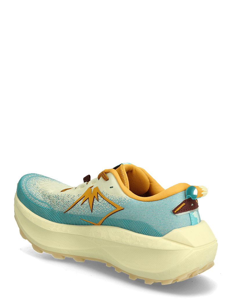 Asics - Trabuco Max 4 - löparskor - wheat yellow/dark red planet - 2