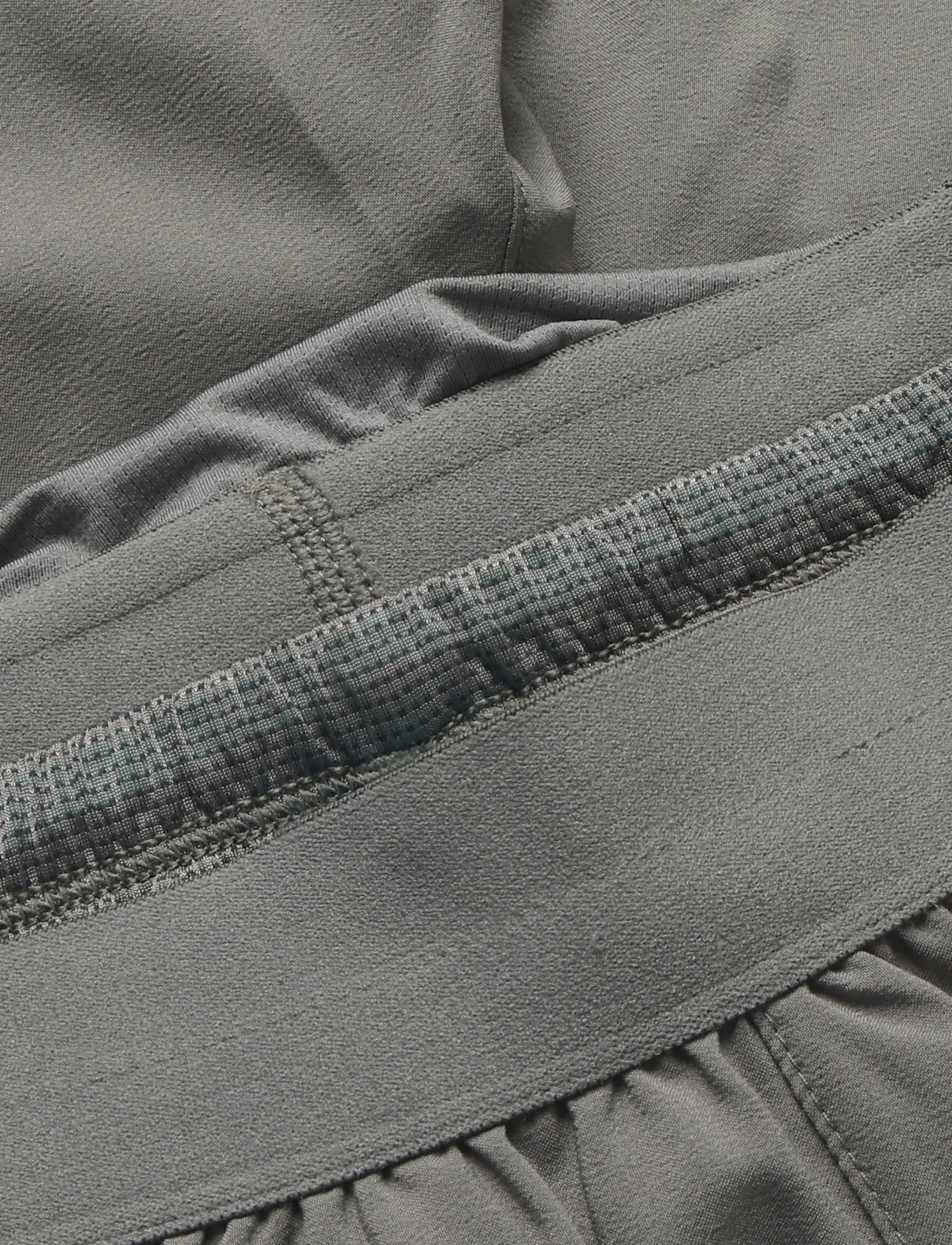 Asics - ROAD 5IN SHORT - løbeshorts - truffle grey - 2