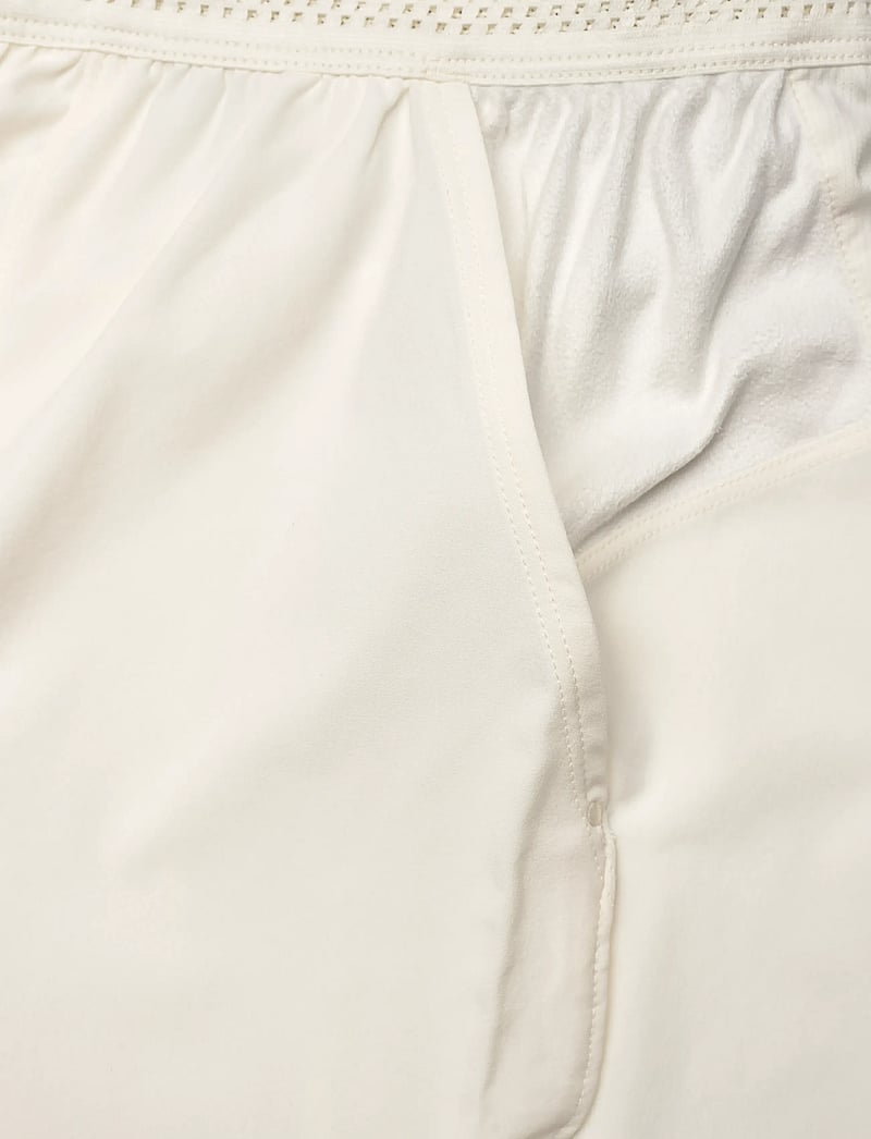 Asics - MATCH 7IN SHORT - vabaaja lühikesed püksid - cream - 3