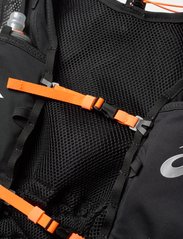 Asics - FUJITRAIL HYDRATION VEST 7L - down- & padded jackets - performance black/shocking orange - 4