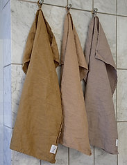 Au Maison - Tea Towel Linen Basic Washed - die niedrigsten preise - desert - 1