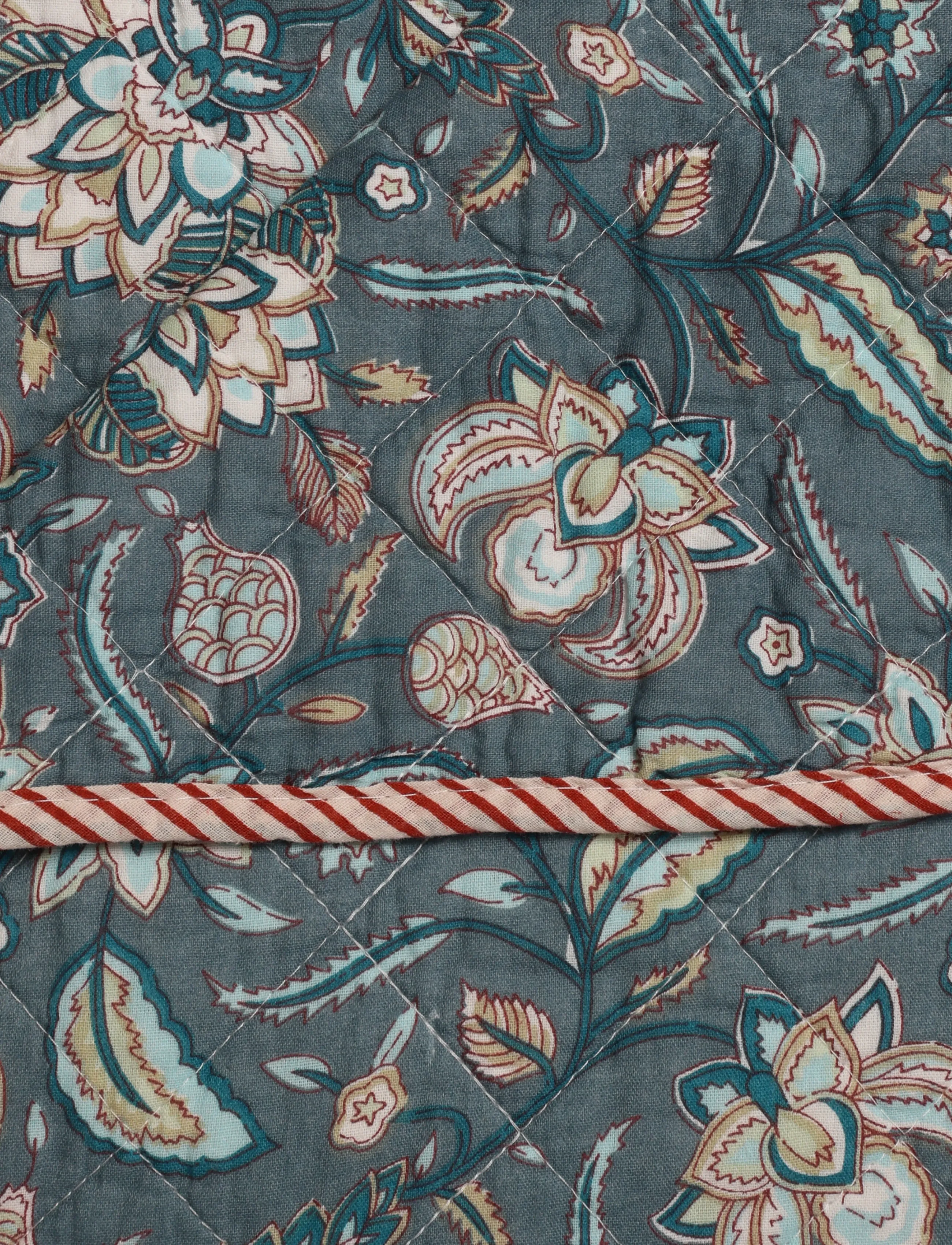 Au Maison - Quilt Ethnic, stora blommor – mörkblå, 140x180 cm - filtar & plädar - dark blue - 1