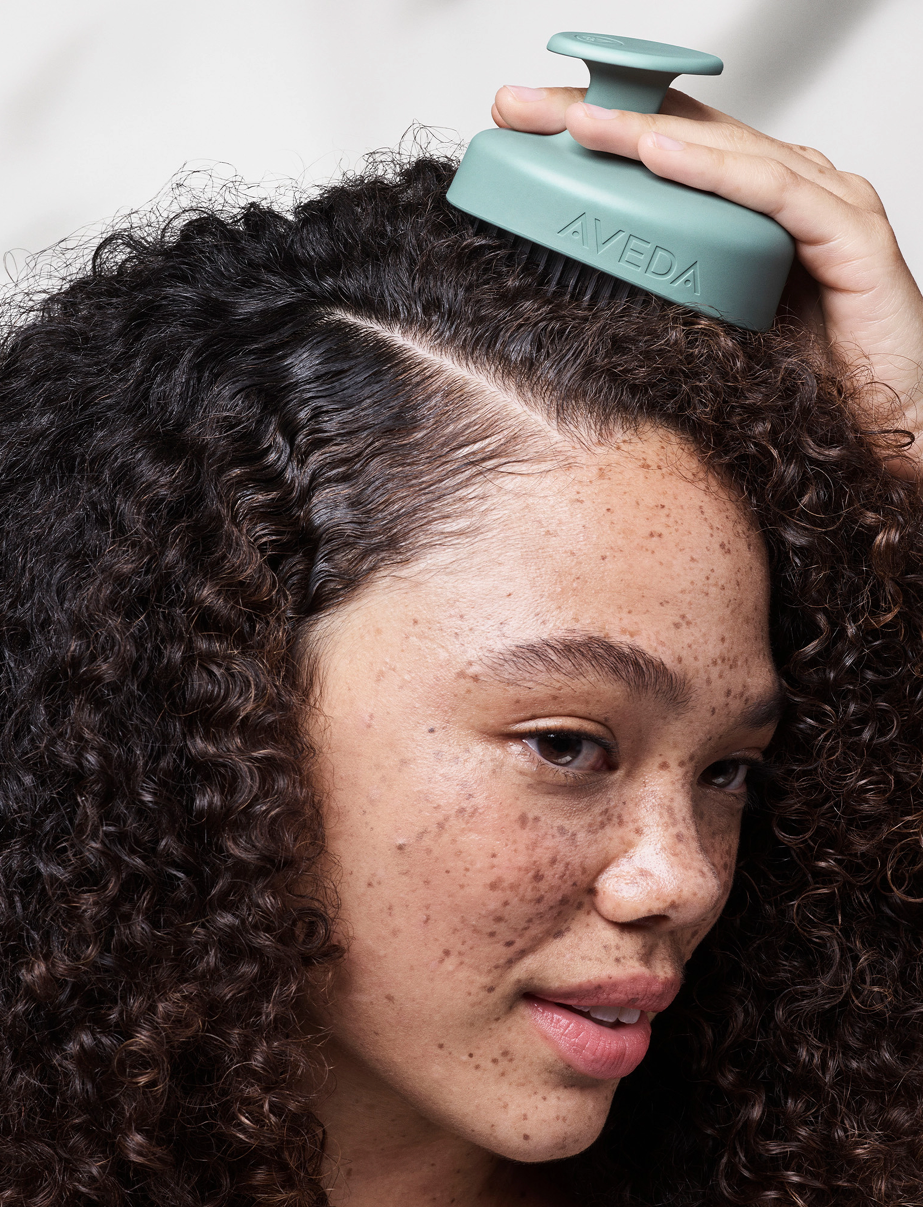 Aveda Scalp Solutions Stimulating Scalp Massager, One Size, Blue, Hår > Pleje, Dame