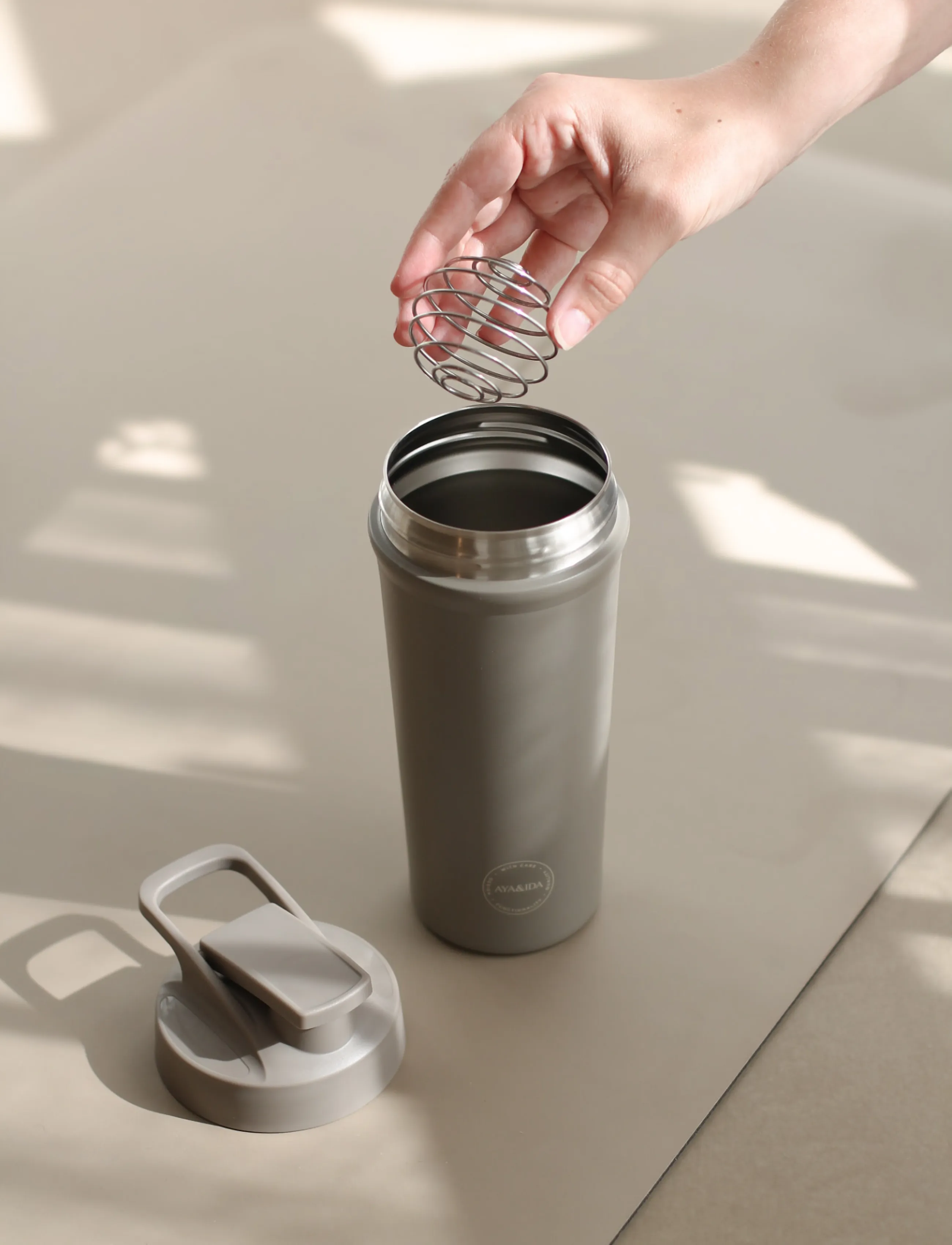 AYA&IDA - Shaker Bottle - driftwood - 2