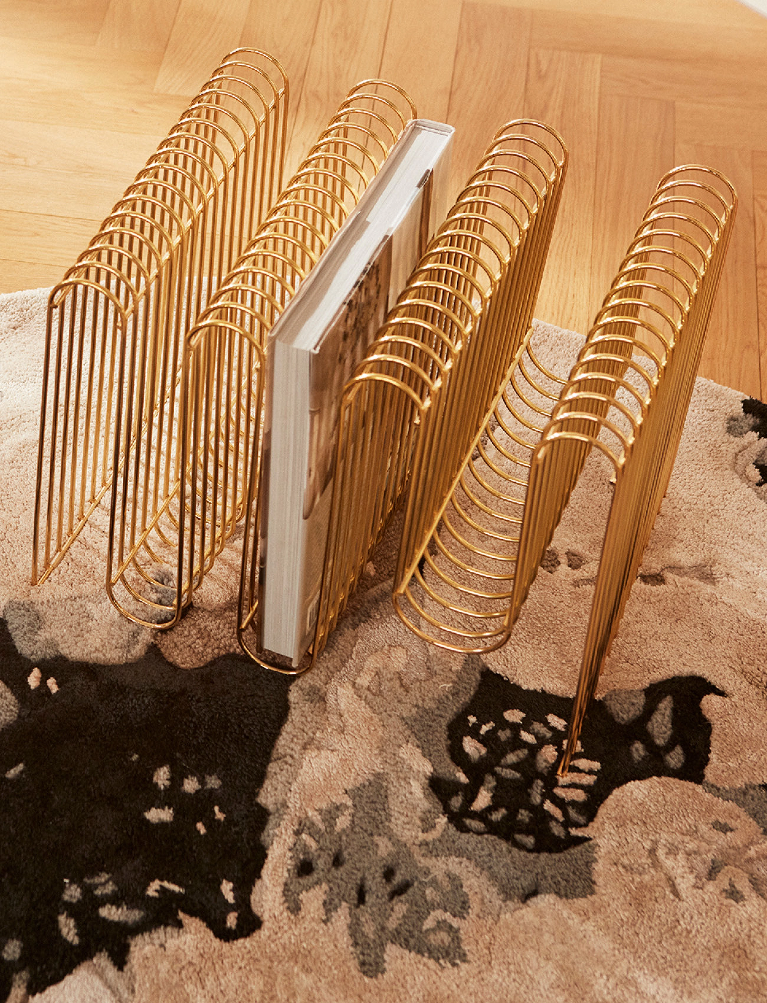 AYTM - CURVA magazine holder - tidningsställ - gold - 3