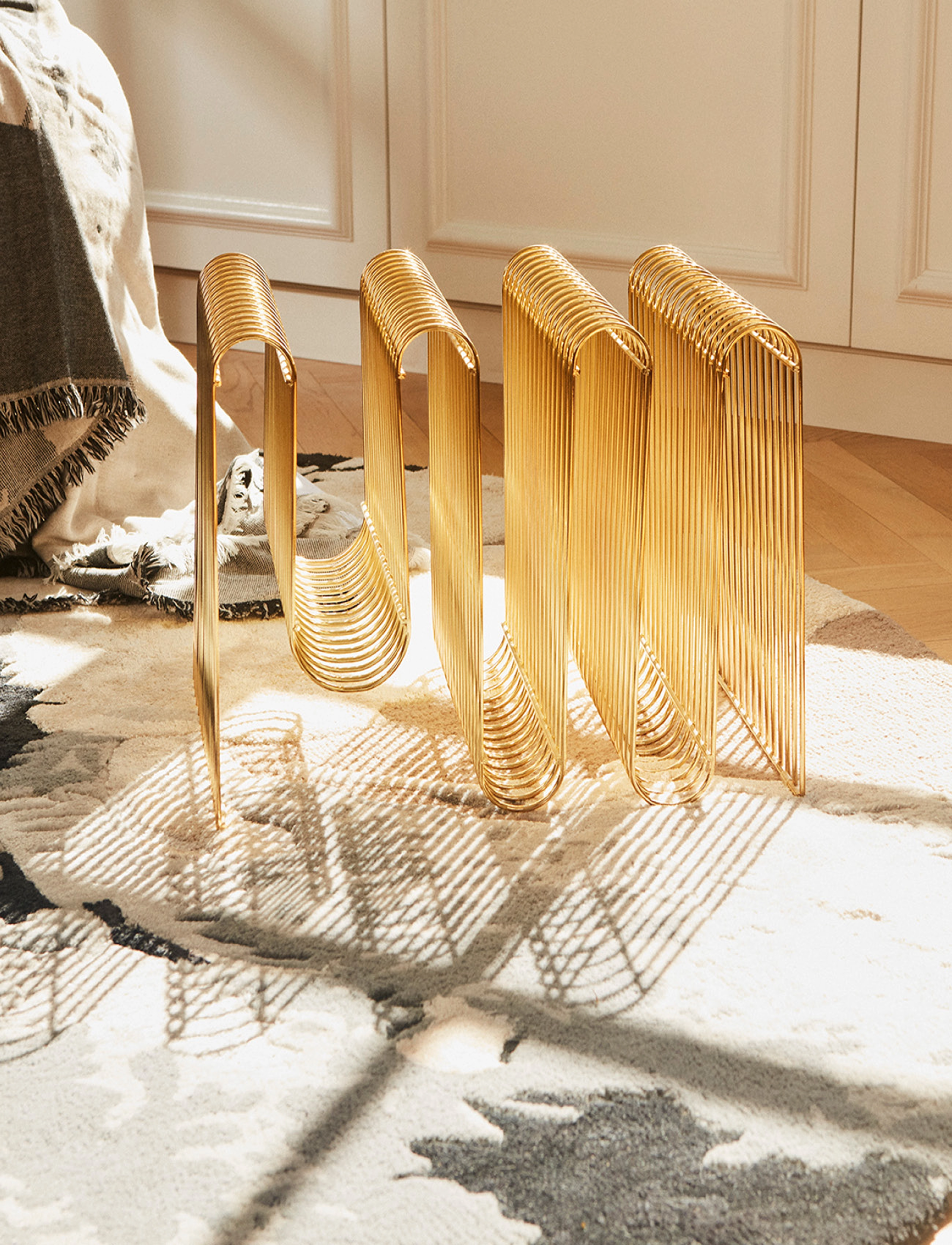 AYTM - CURVA magazine holder - tidningsställ - gold - 4