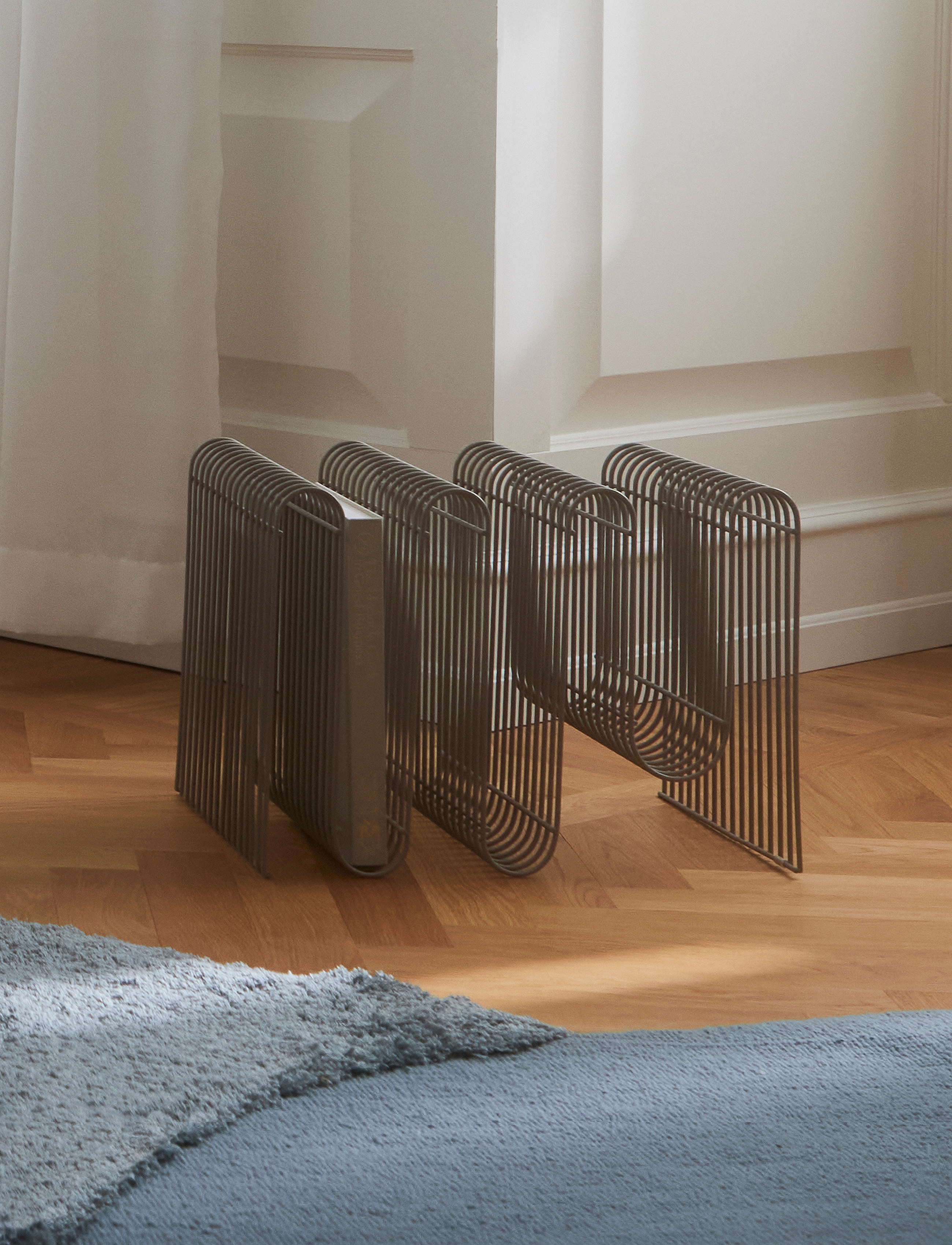 AYTM - CURVA magazine holder - ajakirja hoidik - taupe - 2