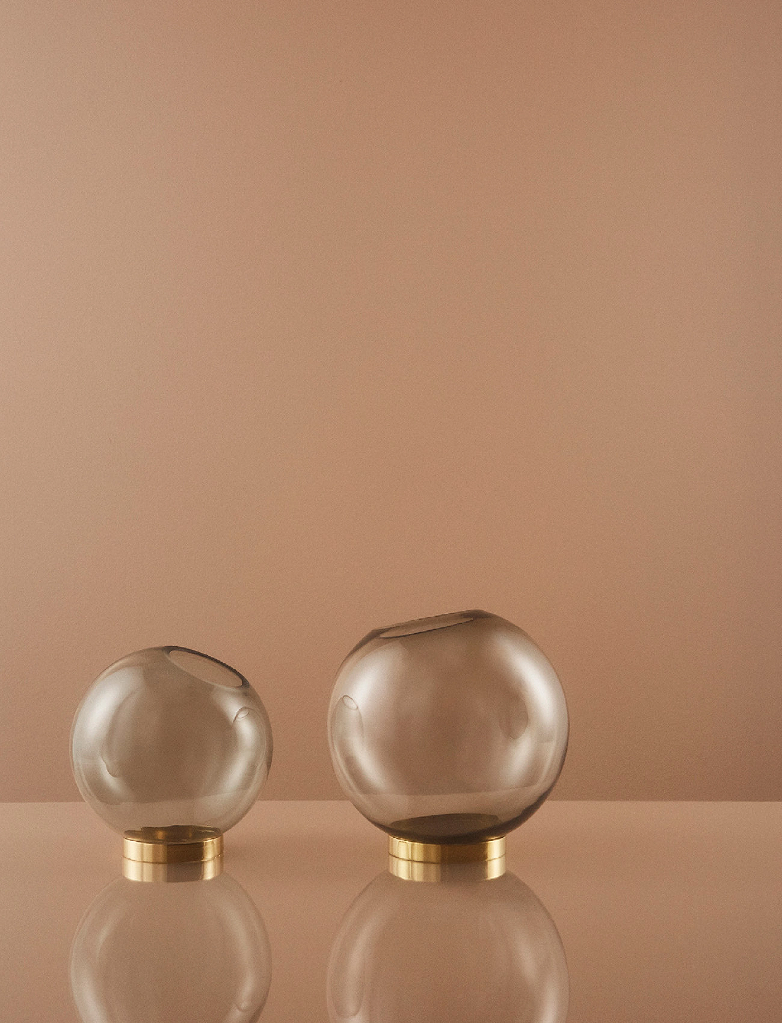 AYTM - GLOBE vase w. stand - vaser - black/gold - 1