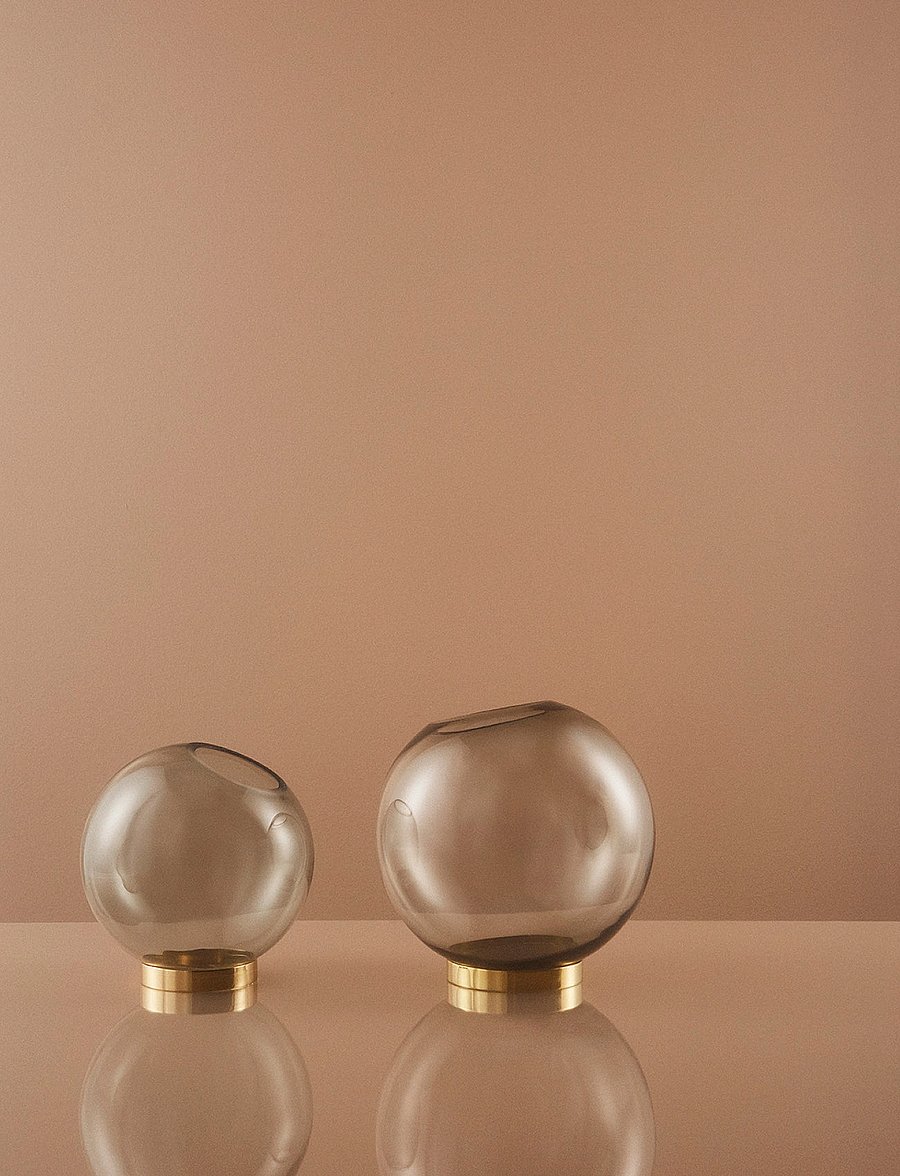 AYTM - GLOBE vase w. stand - vaser - black/gold - 1